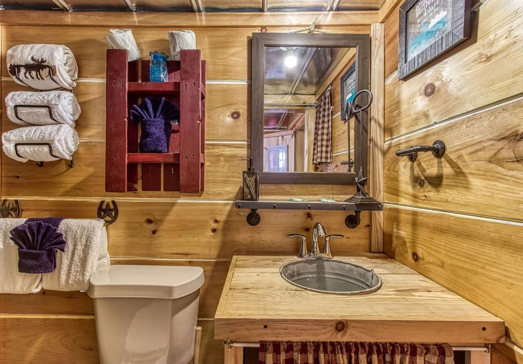 The Tiny Barn, 1089 Free Tickets Each Paid Day, Dollywood And More Sevierville Eksteriør bilde